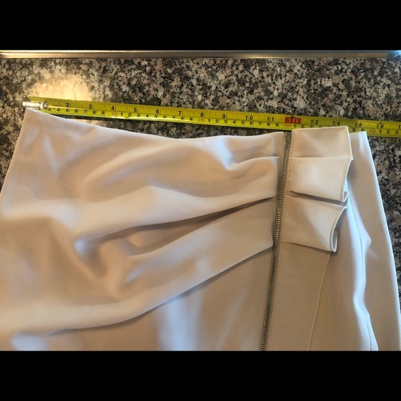 EUC Luxury pencil skirt with ruffle and zipper - Picture 3 of 6